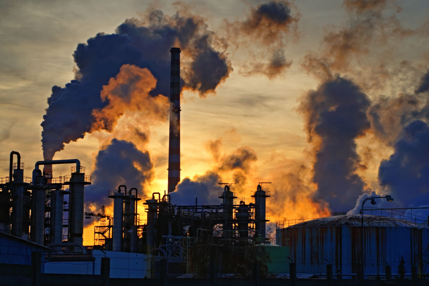 Photo de multiples usines rejetant de  la fumée dans l'atmosphère